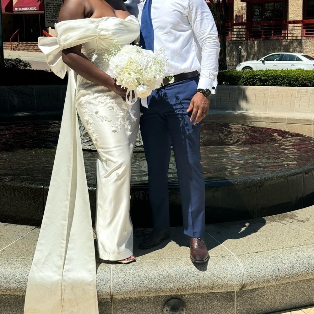 Elegant White Off-Shoulder Gown - Picture 3 of 3